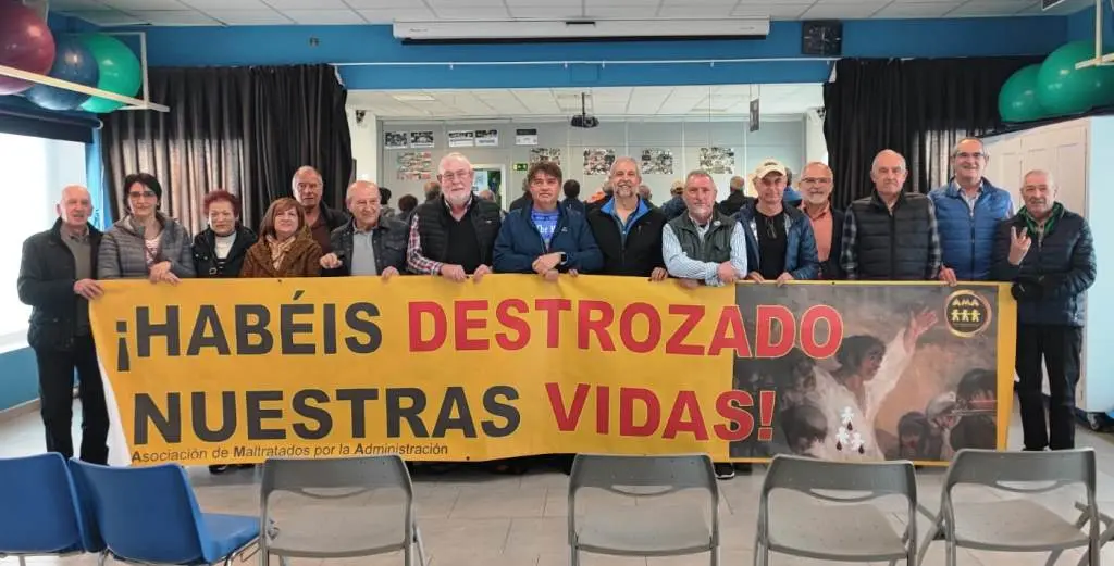 Integrantes de la Asociación de Maltratados por la Administración en Argoños.