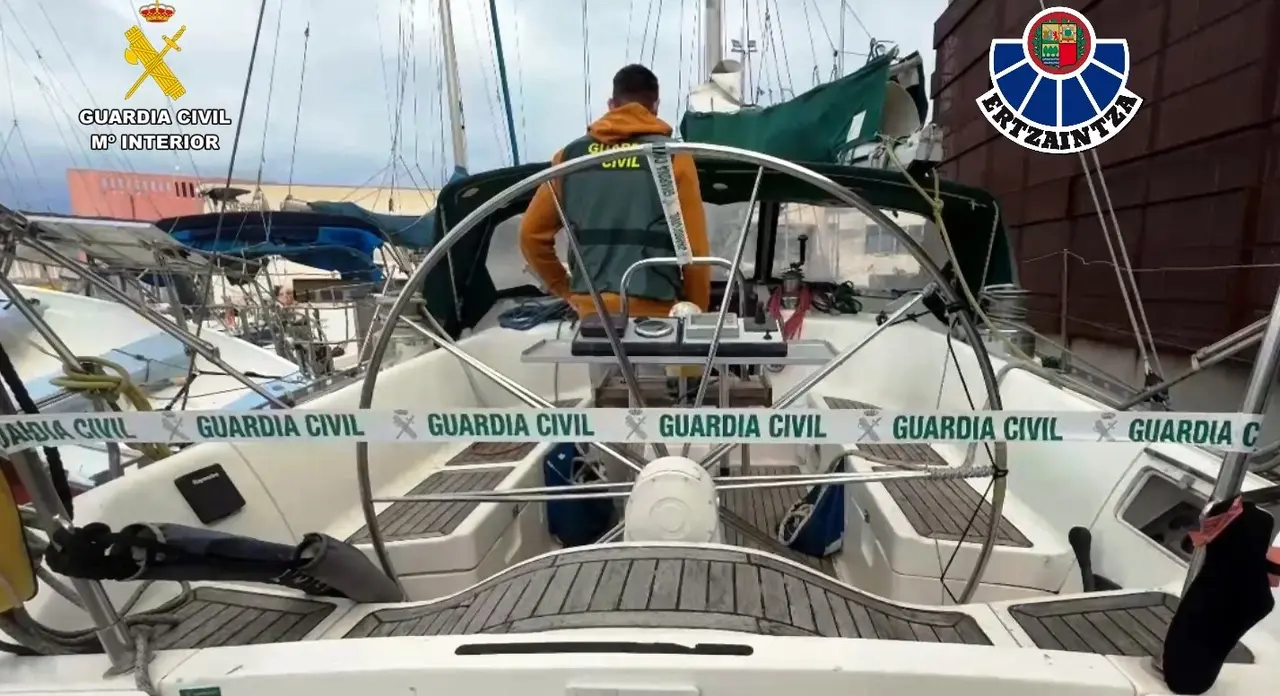 Velero atracado en Laredo.