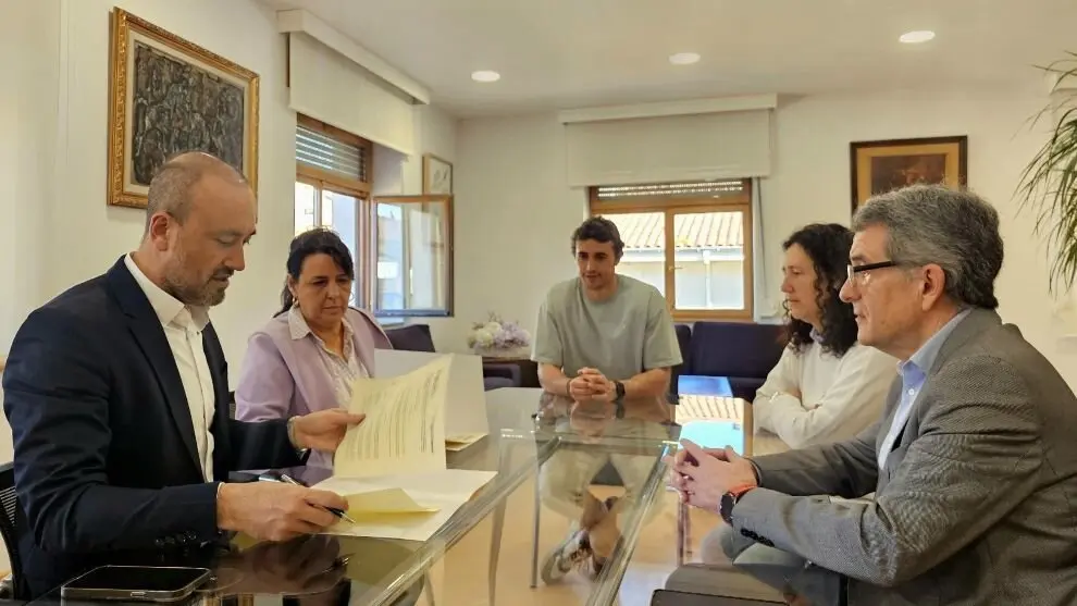 Firma del convenio entre el Ayuntamiento y el instituto.