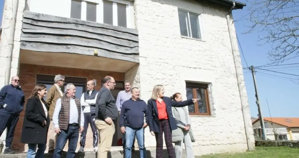 Las autoridades políticas visitan el edificio en Villafufre.