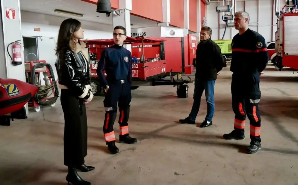 Laura Velasco vistió las instalaciones del Parque de Bomberos.