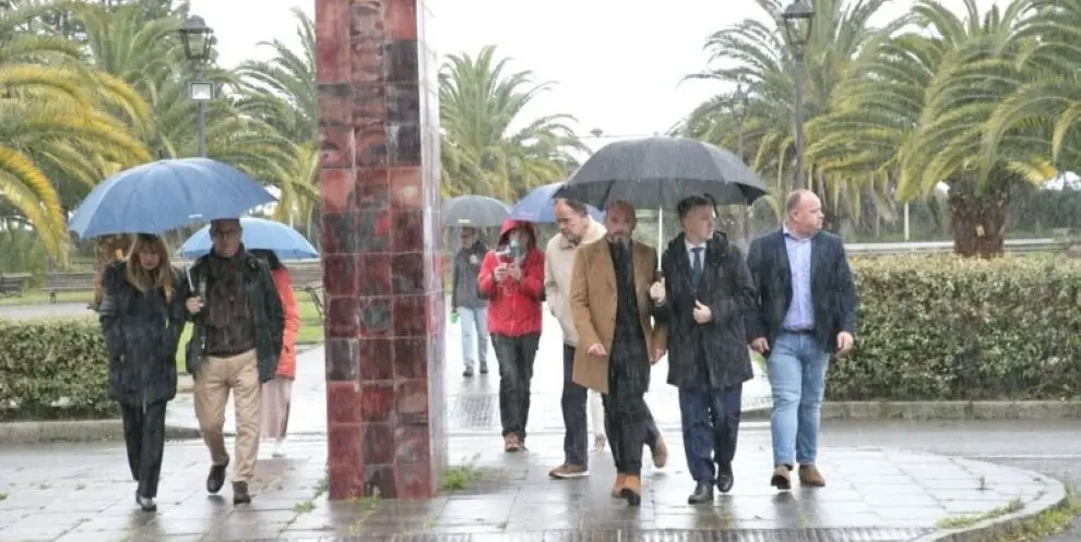 Las autoridades políticas en su visita a Laredo.